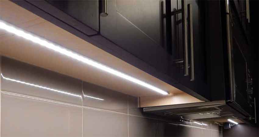 Superficie empotrada LED debajo armario estante Armario Casa Interior Luz de  tira lineal Luz LED de aluminio para muebles - China Perfil de aluminio,  tira de luz LED