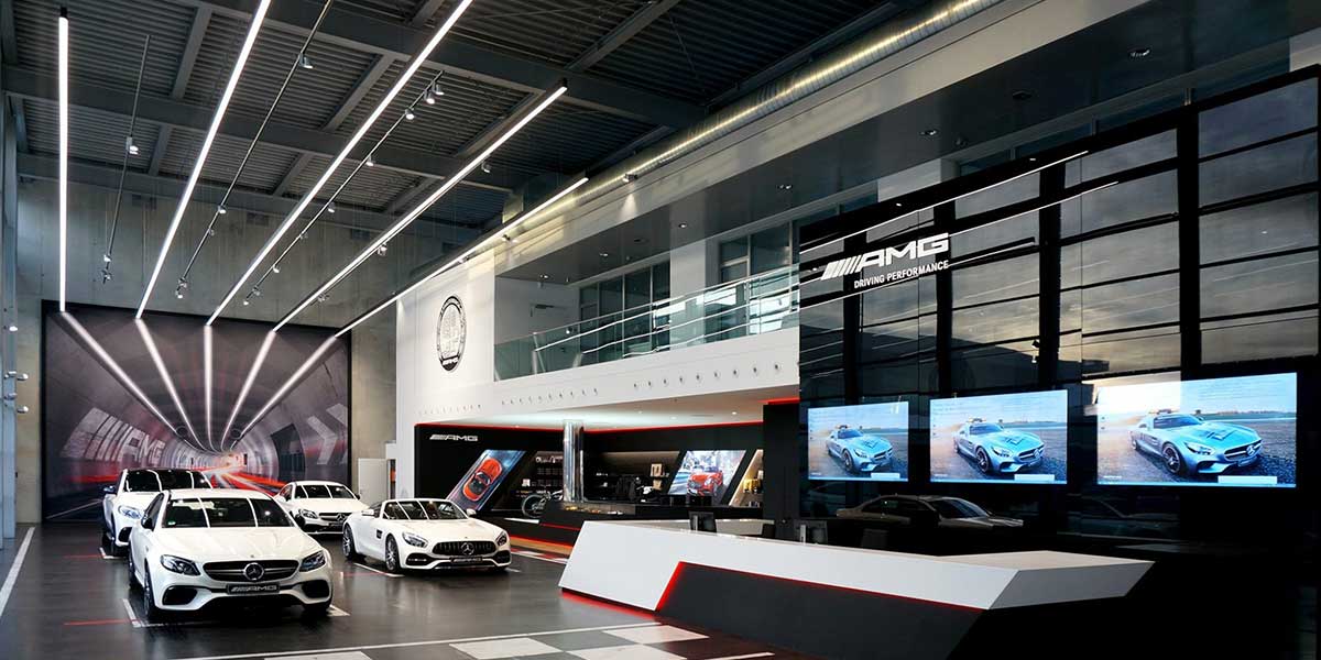 LUMIÈRE-LINÉAIRE-DEL-DANS-BENZ-SHOWROOM