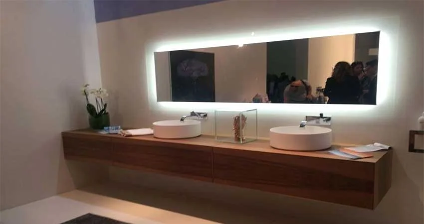 使用led灯条的镜面照明