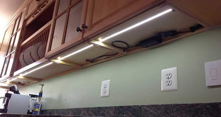 Iluminat sub dulap folosind bandă de lumină LED