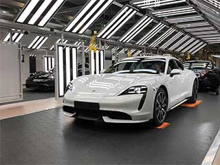 led-linear-light-porsche-working-shop-show