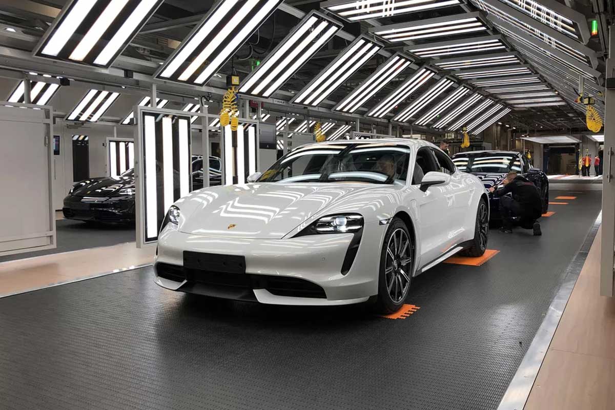 led-linear-light-porsche-working-shop-show