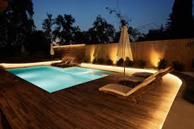 Tiras LED junto a la piscina